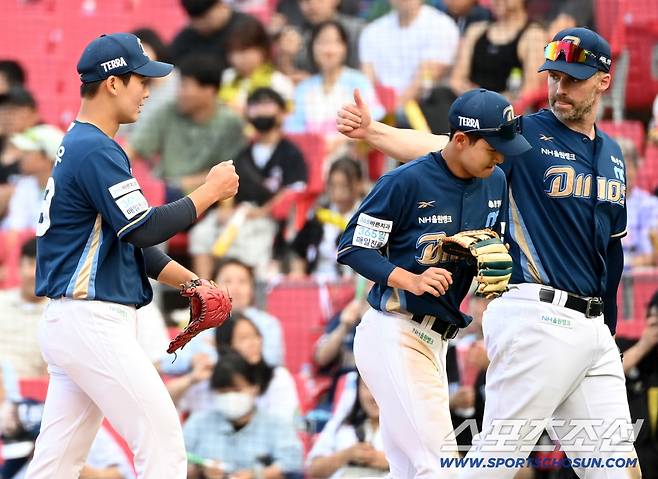21일 광주KIA챔피언스필드에서 열린 NC와 KIA의 경기, 7회말 2사 1,2루 위기를 넘긴 NC 신영우가 기쁨을 나누고 있다. 광주=허상욱 기자wook@sportschosun.com/2025.09.21/