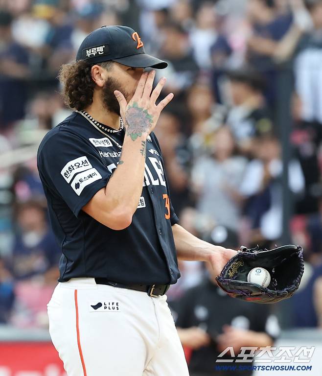 20일 수원 케이티위즈파크에서 열린 KT와 한화의 경기. 1회말 KT 안현민이 한화 폰세를 상대로 선제 3점홈런을 날렸다. 아쉬워하는 폰세. 수원=송정헌 기자songs@sportschosun.com/2025.09.20/