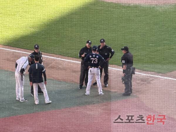 심판에 항의하는 조성환 감독대행(가운데). ⓒ스포츠한국 심규현 기자