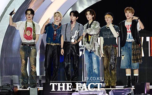 보이넥스트도어(BOYNEXTDOOR)가 '2025 TMA'에서 '월드 베스트 웨이브(WORLD BEST WAVE)'를 수상하며 2관왕에 올랐다. <더팩트>가 주최하고 팬앤스타와 더스퀘어이엔엠이 주관하는 '2025 더팩트 뮤직 어워즈(THE FACT MUSIC AWARDS, TMA)'가 20일 오후 '마카오 아웃도어 퍼포먼스 베뉴'에서 열린 가운데 올해의 아티스트를 수상한 보이넥스트도어가 소감을 밝히고 있다. /마카오=임영무 기자