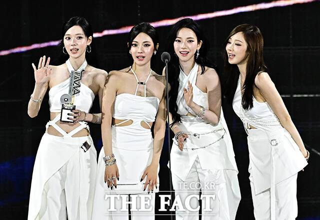 <더팩트>가 주최하고 팬앤스타와 더스퀘어이엔엠이 주관하는 '2025 더팩트 뮤직 어워즈(THE FACT MUSIC AWARDS, TMA)'가 20일 오후 '마카오 아웃도어 퍼포먼스 베뉴'에서 열린 가운데 그룹 에스파가 뮤즈 오프 더 이어를 수상한 뒤 소감을 밝히고 있다. /마카오=배정한 기자