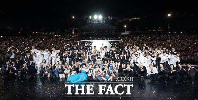 더팩트가 주최하고 팬앤스타와 더스퀘어이엔엠이 주관하는 '2025 더팩트 뮤직 어워즈(THE FACT MUSIC AWARDS, TMA)'가 20일 오후 '마카오 아웃도어 퍼포먼스 베뉴'에서 열린 가운데 출연진들이 기념촬영을 하고 있다. /마카오=박헌우 기자