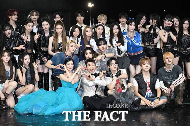 <더팩트>가 주최하고 팬앤스타와 더스퀘어이엔엠이 주관하는 '2025 더팩트 뮤직 어워즈(THE FACT MUSIC AWARDS, TMA)'가 20일 오후 '마카오 아웃도어 퍼포먼스 베뉴'에서 열린 가운데 출연진들이 기념촬영을 하고 있다. /마카오=박헌우 기자