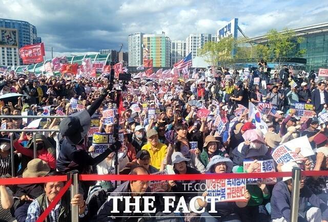 21일 동대구역 광장에서 열린 국민의힘 장외투쟁에는 당원 등 7만 명이 참석했다. /박병선 기자