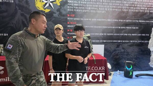'2025 계룡軍문화축제' 국방·익스트림 체험관 내에 있는 해병대 홍보관에서 해병대 관계자가 관람중인 어린이들에게 해병대에 대해 설명하고 있는 모습./정예준 기자