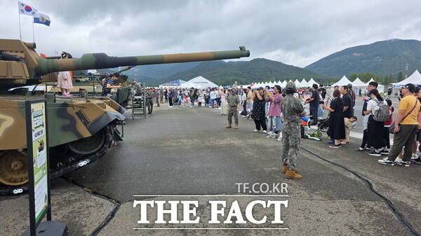 '2025 계룡軍문화축제' 및 '지상군페스티벌'에서 선보인 軍 전투 장비 전시장에서 관람객들이 장비를 살펴보며 기념 촬영을 하고 있는 모습./정예준 기자