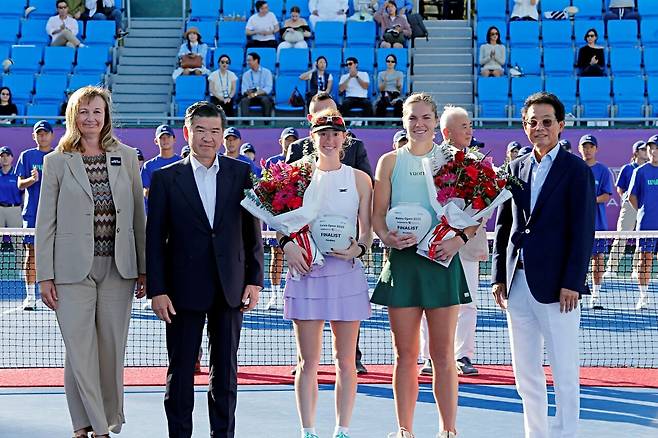 복식 준우승 마야 조인트(가운데)와 케이티 맥날리(오른쪽 두번째). 마르티나 루트코바 슈퍼바이저. 제임스 김 주한미국상공회의소 회장, 강우철 협회 부회장(왼쪽부터). 코리아오픈