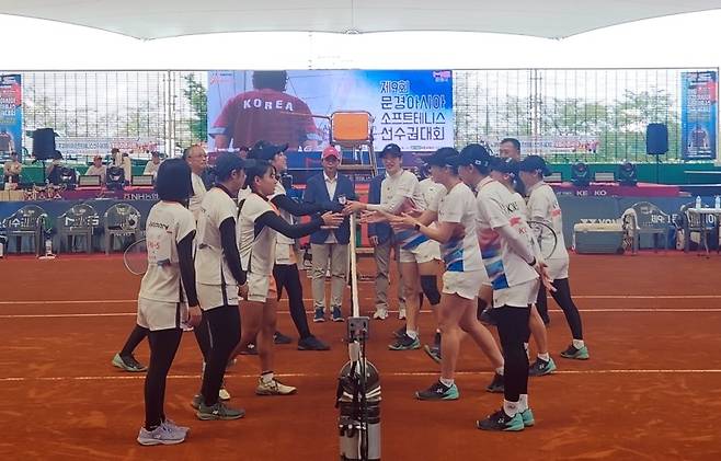 한국 정구 여자 대표팀이 단체전 결승에서 일본에 0-2로 패한 뒤 인사를 나누고 있다. 채널에이 자료