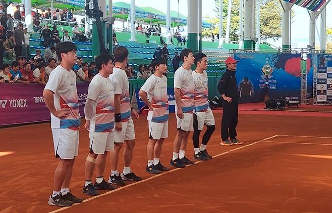 남자 단체전 결승에서 일본에 0-2로 패한 한국 정구 대표팀. 대한소프트테니스협회 제공