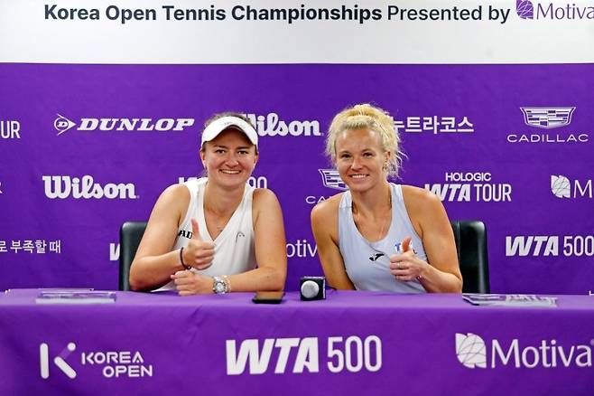 코리아오픈 복식 우승 후 인터뷰를 하는 크레이치코바와 시니아코바(사진/코리아오픈)