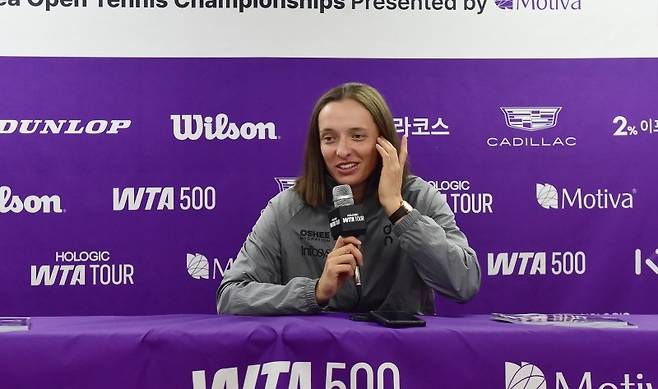 단식 우승 후 인터뷰를 하고 있는 이가 시비옹테크(사진/코리아오픈)