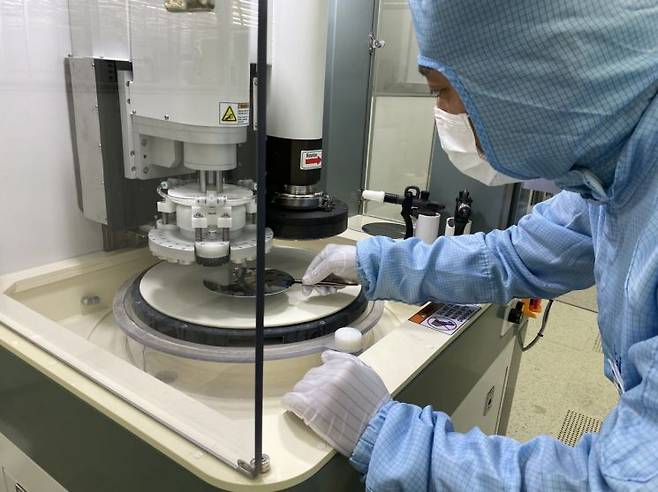 DGIST 차세대반도체융합연구소 연구원이 생산 중인 웨이퍼 생산공정 중 웨이퍼를 점검하고 있다. DGIST 제공