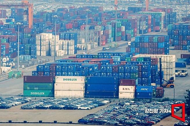 경기 평택항 수출 야적장에 수출을 앞둔 자동차가 선적대기 하고 있다. 강진형 기자