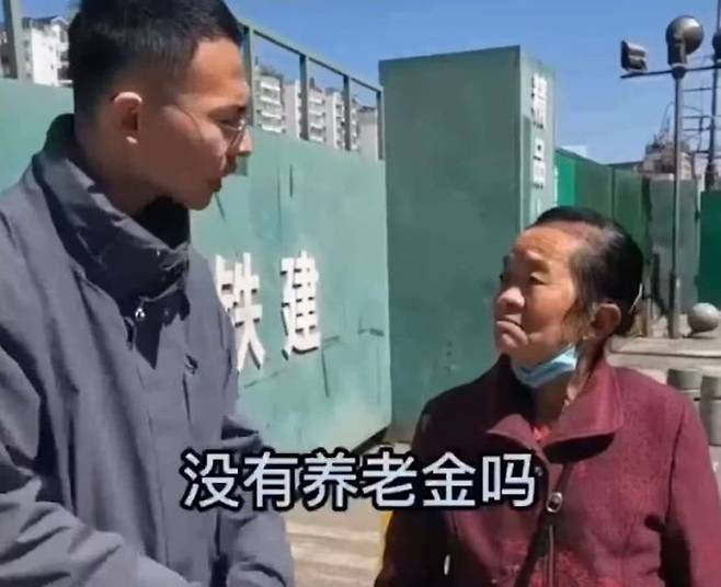 쓰촨성 청두 거리에서 우연히 만난 78세 여성이 매달 107위안(약 2만 1000원)의 농촌사회보장금에만 의존해 살아간다는 사연을 듣고 함께 장을 보는 영상으로도 눈길을 끌었던 중국의 유명 인플루언서 후천펑(晨). 후천펑 사회관계망서비스(SNS) 캡처