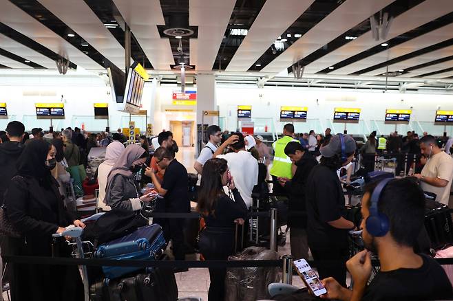 런던 히스로 공항 4터미널에서 20일 탑승·수하물 시스템 사이버 공격으로 체크인과 탑승 절차가 중단되자 승객들이 길게 줄을 서 있다. 이번 공격은 유럽 주요 공항에 혼란을 일으켜 수백 편 항공편이 지연·취소됐다. /로이터 연합뉴스