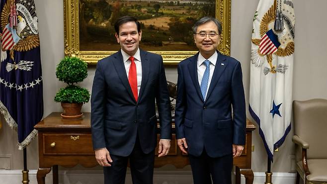 조현 외교부 장관(오른쪽)과 마코 루비오 국무장관이 지난달 22일 미국 워싱턴 DC에서 만나 기념 촬영을 하고 있다. /외교부