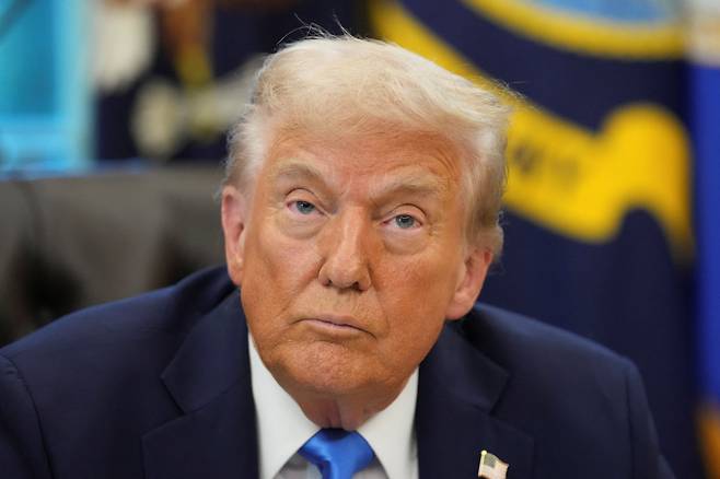 도널드 트럼프 미국 대통령이 19일 백악관 집무실에서 열린 행정명령 서명식에 참석해 있다. /로이터 연합뉴스