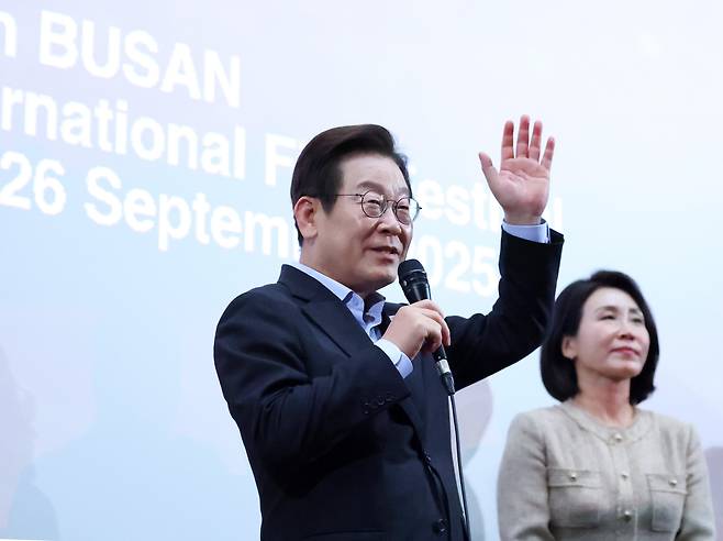 이재명 대통령이 지난 20일 부산에서 열린 부산국제영화제를 찾아 '극장의 시간들'을 관람한 뒤 관객과의 대화에서 관객들에게 인사하고 있다./연합뉴스