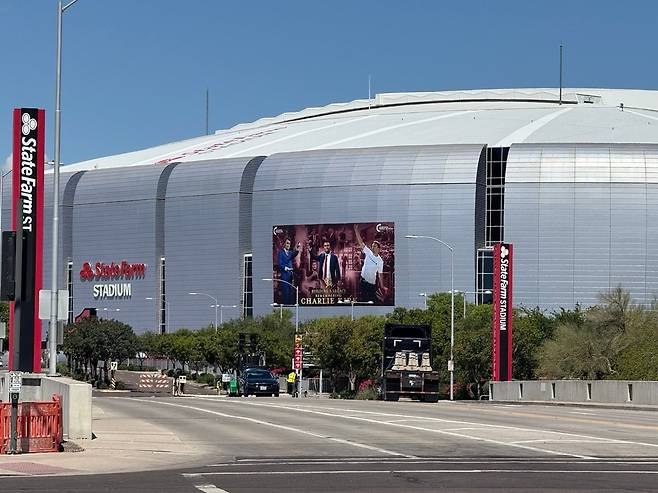 20일 미 애리조나주 글렌데일의 '스테이트 팜 스타디움'. 찰리 커크 추모식을 하루 앞두고 도널드 트럼프 미국 대통령이 참석하는 이곳의 경비는 최고조에 달했다. /박국희 특파원