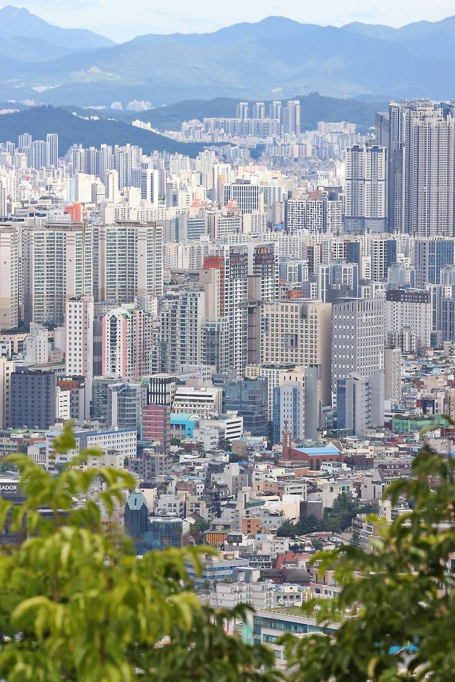 서울 남산에서 바라본 시내 아파트 단지 모습./연합뉴스