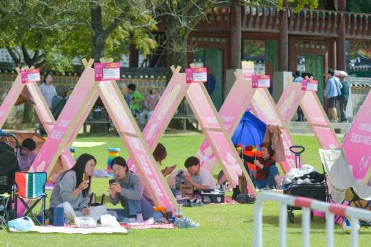 21회 해미읍성축제에서 방문객들이 휴식을 취하는 모습
