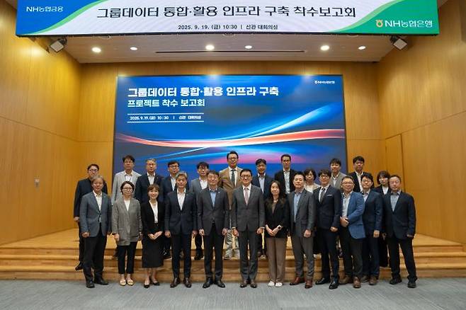 최운재(앞줄 왼쪽 다섯 번째) NH농협은행 디지털전략사업부문 부행장 및 임직원들이 기념촬영을 하고 있다. ⓒNH농협은행