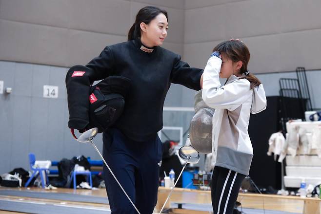 윤지수가 어린 학생을 지도하는 모습. 윤지수 제공