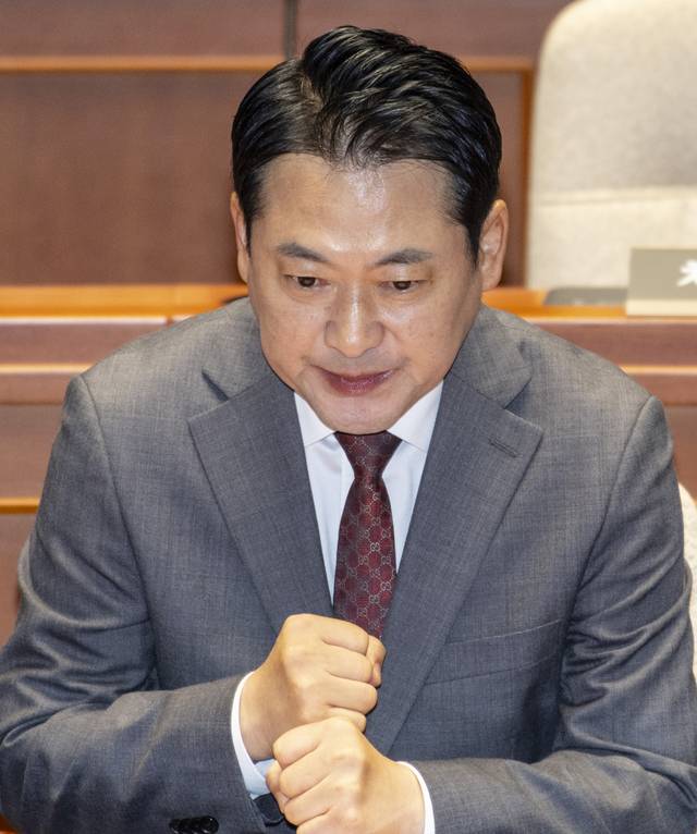 장동혁 국민의힘 당대표가 지난 9월 19일 국회 본청에서 열린 당 의원총회에 입장해 시작을 기다리다 생각에 잠겨 있다.<연합뉴스 사진>