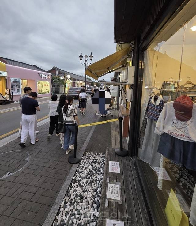지난 19일 경주시 황남동 황리단길이 내외국인 방문객으로 붐비고 있다. [사진= 김수연기자]