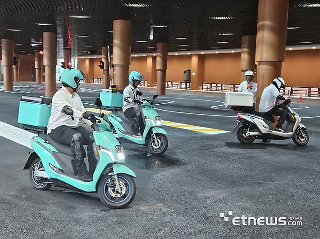 하남 배민라이더스쿨에서 이륜차 전문 강사들이 시범을 보이고 있다. 〈사진=강성전 기자〉