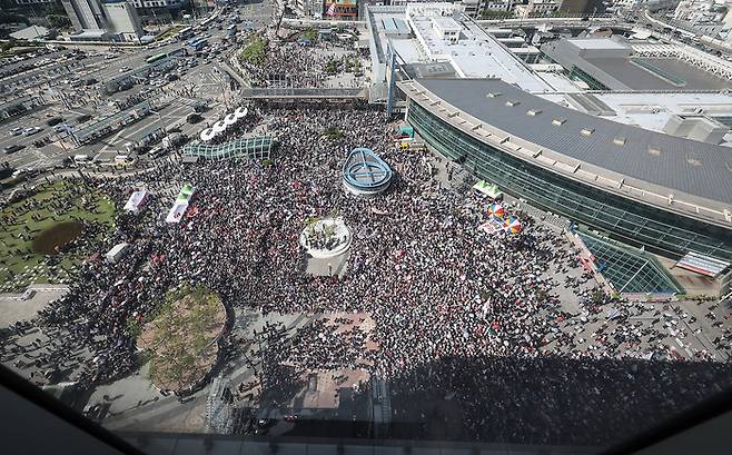 동대구역 광장에서 열린 국민의힘 '야당탄압·독재정치 국민 규탄대회'     (대구=연합뉴스) 윤관식 기자 = 21일 대구 동구 동대구역 광장에서 국민의힘 '야당탄압·독재정치 국민 규탄대회'가 열리고 있다. 2025.9.21     psik@yna.co.kr (끝)