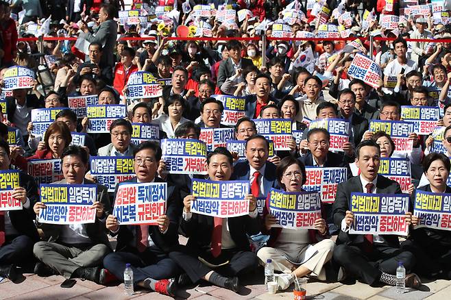 국민의힘 야당탄압·독재정치 국민 규탄대회 참석한 장동혁, 송언석     (대구=연합뉴스) 윤관식 기자 = 국민의힘 장동혁 대표와 송언석 원내대표를 비롯한 국민의힘 관계자들이 21일 대구 동구 동대구역 광장에서 열린 야당탄압·독재정치 국민 규탄대회에 참석해 구호를 외치고 있다. 2025.9.21     psik@yna.co.kr (끝)