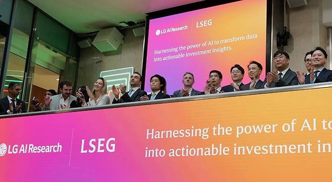이화영 LG AI연구원 AI사업개발부문장, 임우형 LG AI연구원 공동 연구원장, 이홍락 LG AI연구원 공동 연구원장(오른쪽 네번째부터)이 19일(현지시간) 영국 런던증권거래소에서 금융 AI 에이전트 '엑사원 비즈니스 인텔리전스(엑사원-BI)' 상용화 기념 행사를 갖고 있다. LG 제공