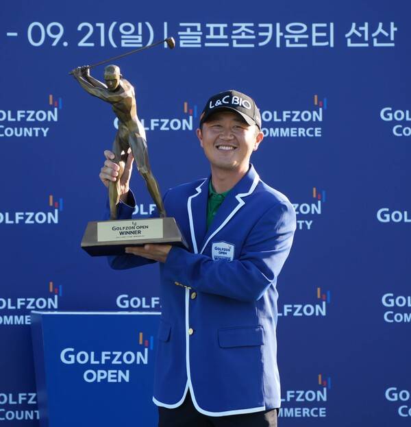 2025년 한국프로골프(KPGA) 투어 골프존 오픈 우승을 차지한 박성국 프로가 우승 트로피를 들고 기념 촬영하는 모습이다. 사진제공=KPGA (사진을 무단으로 사용하지 마십시오.)