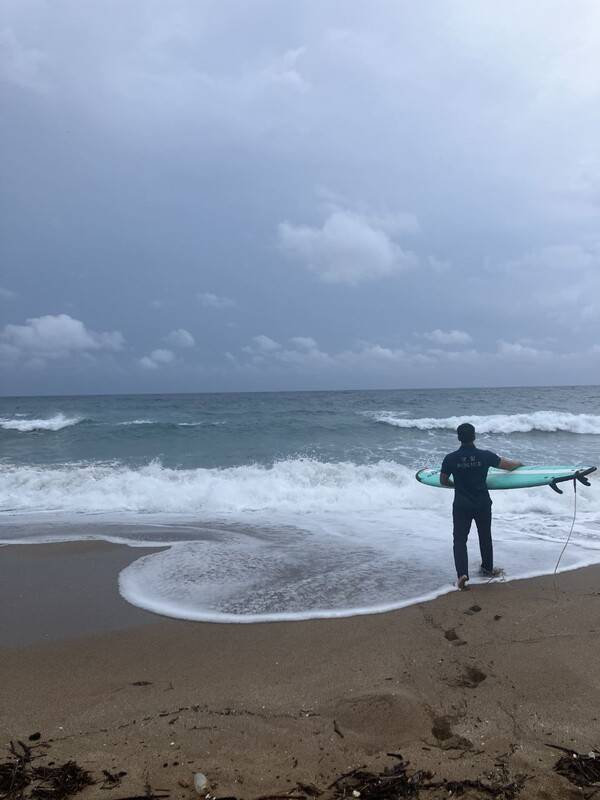 제주 해수욕장에서 파도에 휩쓸려 표류하던 관광객을 제주 경찰이 직접 서프보드를 타고 들어가 무사히 구조했다. 제주경찰청 제공
