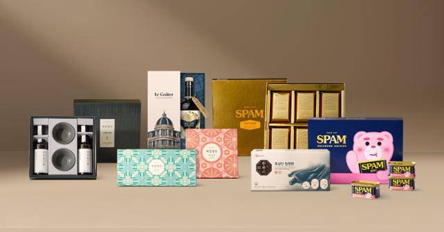 CJ제일제당이 추석을 맞아 선보인 스팸 골드바 등 선물 세트. CJ제일제당 제공