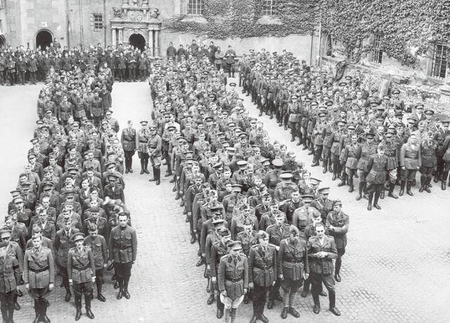 수용소 당국은 하루에 적어도 세 번 포로들을 안마당으로 소집해 머릿수를 헤아렸다. 열린책들 제공