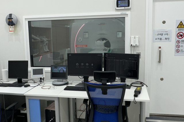 서울 관악구 서울대 기초과학공동기기원에 2월 도입된 첨단 뇌영상기기인 고경사 확산 자기공명영상(HG-dMRI) 장비가 설치돼 있다. 이를 활용하면 뇌 구조를 훨씬 정밀하게 분석할 수 있다. 기초과학공동기기원 제공