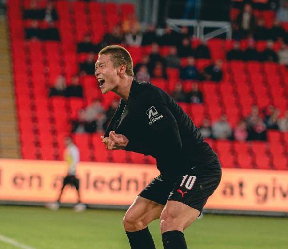 미트윌란의 조규성이 18일 덴마크 올보르의 포틀랜드 파크에서 열린 2025~26시즌 덴마크축구협회컵 3라운드 올보르BK와의 원정경기에서 후반 팀의 승리에 쐐기를 박는 세 번째 골이자, 부상 복귀 후 첫 골을 터뜨린 뒤 포효하고 있다. 구단 SNS 캡처