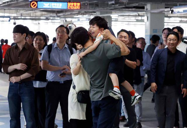 미국 이민당국에 의해 조지아주에 구금됐던 한국인 근로자들이 12일 인천국제공항 제2여객터미널을 통해 귀국한 뒤 주차장에서 가족과 만나고 있다. 인천=뉴시스