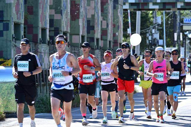 21일 열린 '제22회 철원DMZ국제평화마라톤대회' 풀코스 참가자들이 강원 철원군 철원읍 관전리 민통선 구간을 통과하고 있다. 철원=강예진 기자