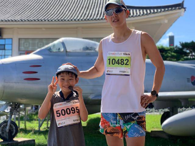 21일 '제22회 철원DMZ국제평화마라톤대회' 5.5㎞를 36분31초에 주파한 서울 삼육초교 1학년 안선율군이 이모부 이희훈씨와 함께 포즈를 취하고 있다. 철원=박주희 기자