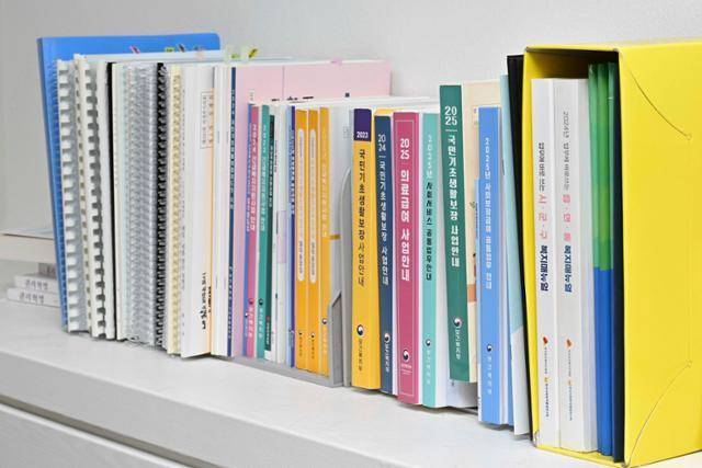 박상욱 의정부시 복지정책과 기초생활팀장 사무실에 놓여 있는 복지 정책 자료들. 강예진 기자