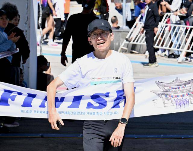 유문진씨가 21일 열린 '제22회 철원DMZ국제평화마라톤대회' 남자부 풀코스 부문 1위로 결승선을 통과하고 있다. 철원=왕태석 선임기자