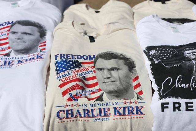 20일 애리조나주 글렌데일에서 찰리 커크 추모식을 앞두고 그를 추모하는 티셔츠가 판매되고 있다. 글렌데일=AFP 연합뉴스
