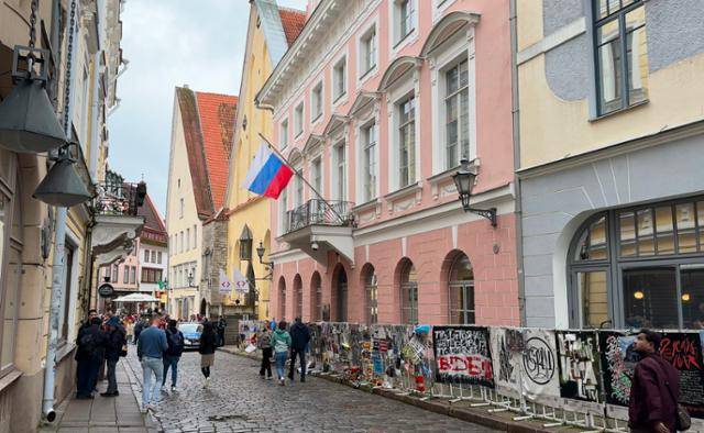 20일 에스토니아 수도 탈린의 주에스토니아 러시아대사관 앞에 시민들이 모여 있다. 대사관 앞엔 우크라이나와 전쟁을 규탄하는 현수막 등이 걸려 있다. 탈린=뉴스1