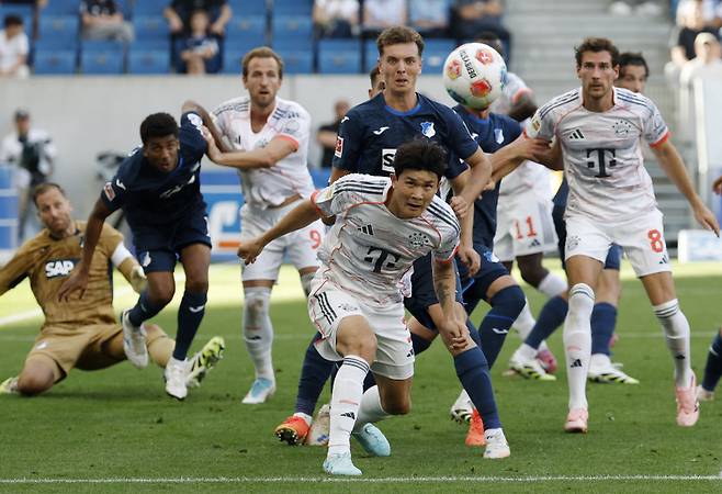 호펜하임전에 선발 출전한 김민재가 수비하는 모습. 사진=로이터 연합뉴스