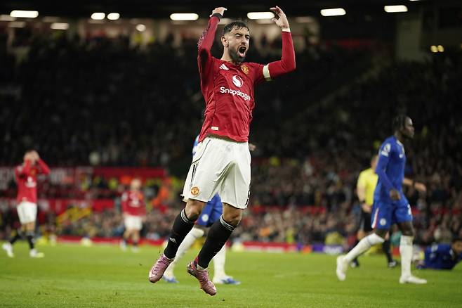 <yonhap photo-0777=""> Manchester United's Bruno Fernandes reacts during the English Premier League soccer match between Manchester United and Chelsea at the Old Trafford stadium in Manchester, England, Saturday, Sept. 20, 2025. (AP Photo/Dave Thompson)/2025-09-21 03:28:50/ <저작권자 ⓒ 1980-2025 ㈜연합뉴스. 무단 전재 재배포 금지, AI 학습 및 활용 금지></yonhap>