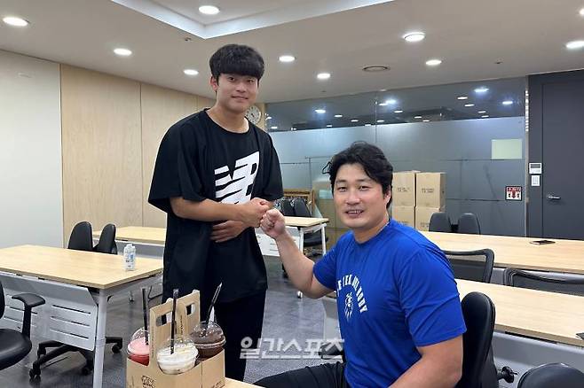 19일 수원 KT위즈파크에서 만난 박영현(왼쪽)과 오승환(오른쪽). 수원=윤승재 기자