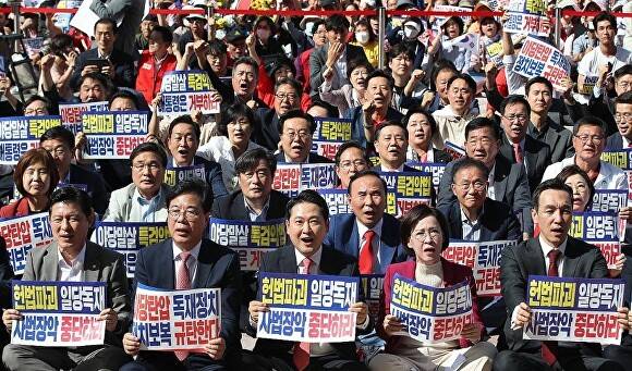 국민의힘 장동혁 대표와 송언석 원내대표를 비롯한 국민의힘 관계자들이 21일 대구 동구 동대구역 광장에서 열린 야당탄압·독재정치 국민 규탄대회에 참석해 구호를 외치고 있다 [사진=연합뉴스]